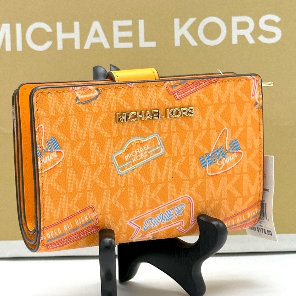 Michael Kors Jet Set Travel Medium Printed Signature Logo Bi-Fold Wallet
Pop Ora